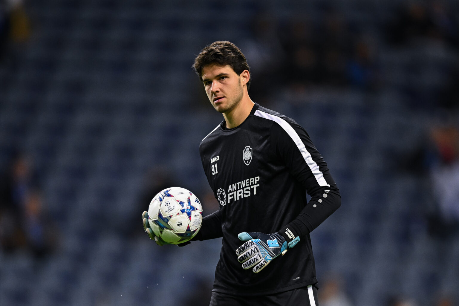 Manchester United Closing in on Belgian Goalkeeper Senne Lammens as Transfer Talks Advance
